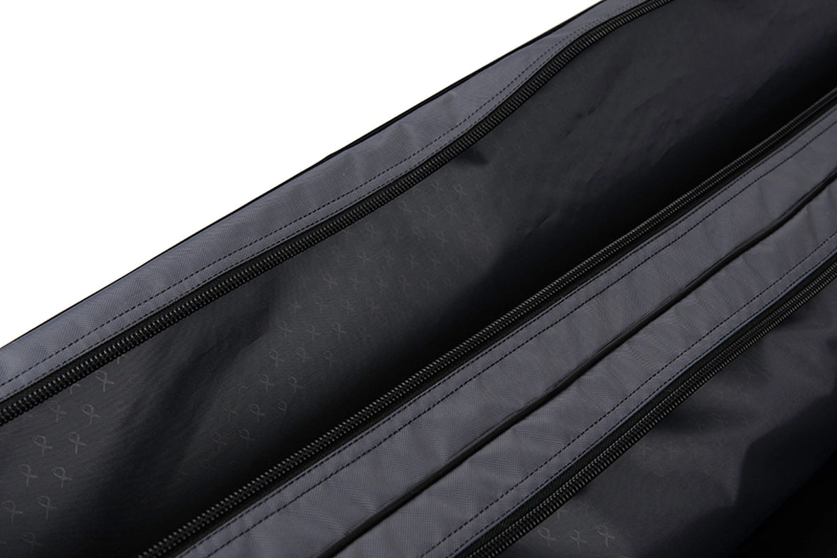 Matrix Ethos Rigid Holdall – detail van de zwarte binnenvoering met subtiel vislogo en het gevoerde tussenschot