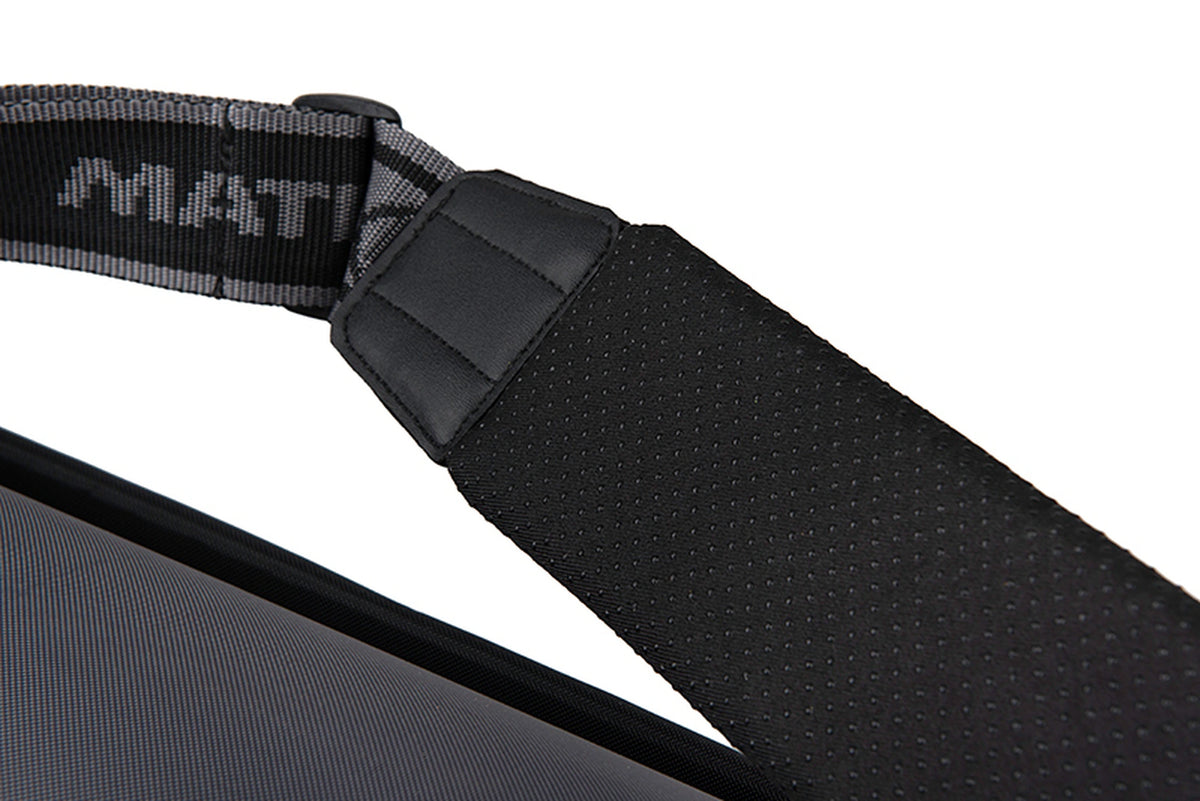 Matrix Ethos Rigid Holdall – detail van het zwarte gevoerde schouderstuk met structuur en Matrix-draagband