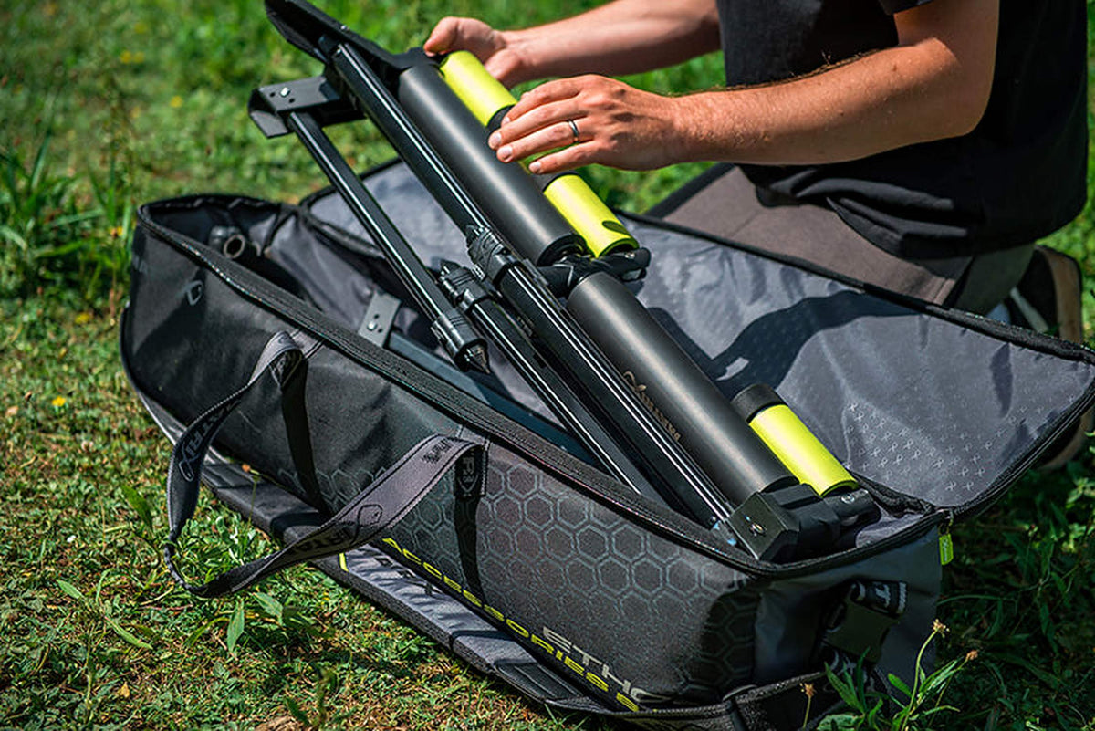 Matrix Ethos XL Accessories Bag – een afsteekroller opbergen in het ruime geopende hoofdvak