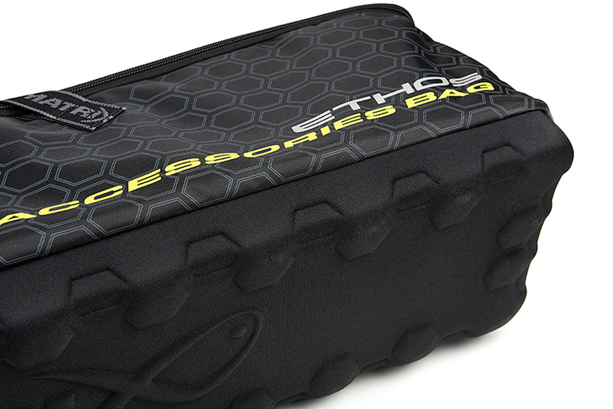 Matrix Ethos XL Accessories Bag – close-up van de gevormde verstevigde bodem en honingraatbedrukking