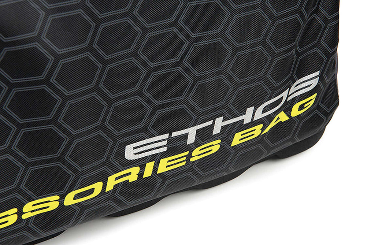 Matrix Ethos XL Accessories Bag – witte Ethos-opdruk en gele letters op het zwarte honingraatpaneel