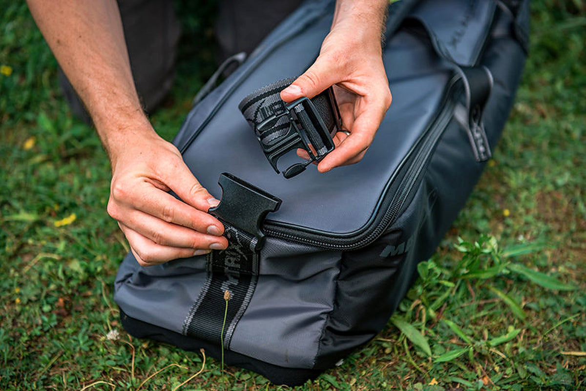 Matrix Ethos XL Accessories Bag – losmaken van de schouderriem met de kunststof klikgesp