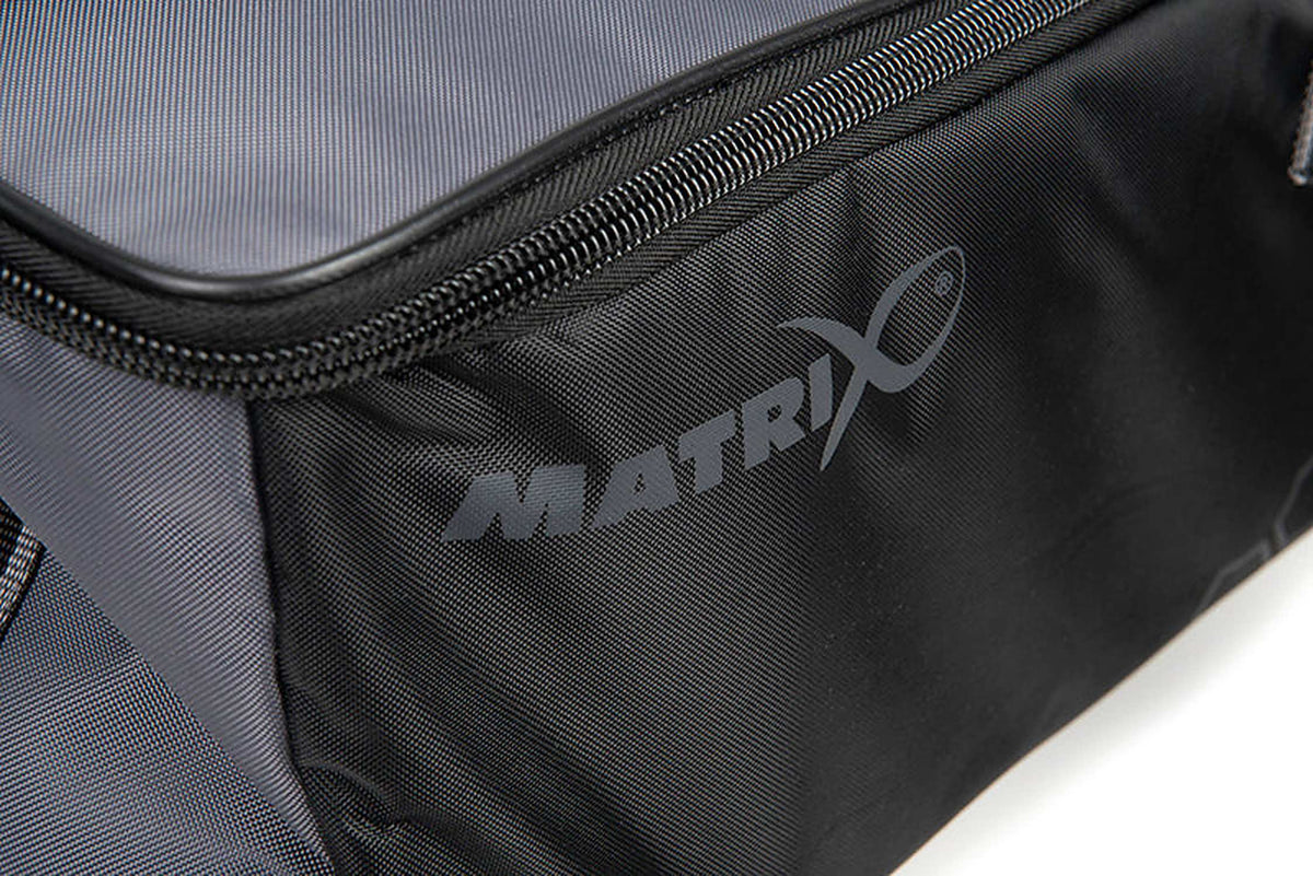 Matrix Ethos XL Accessories Bag – grijs Matrix-logo op het zwarte geweven zijpaneel onder de rits