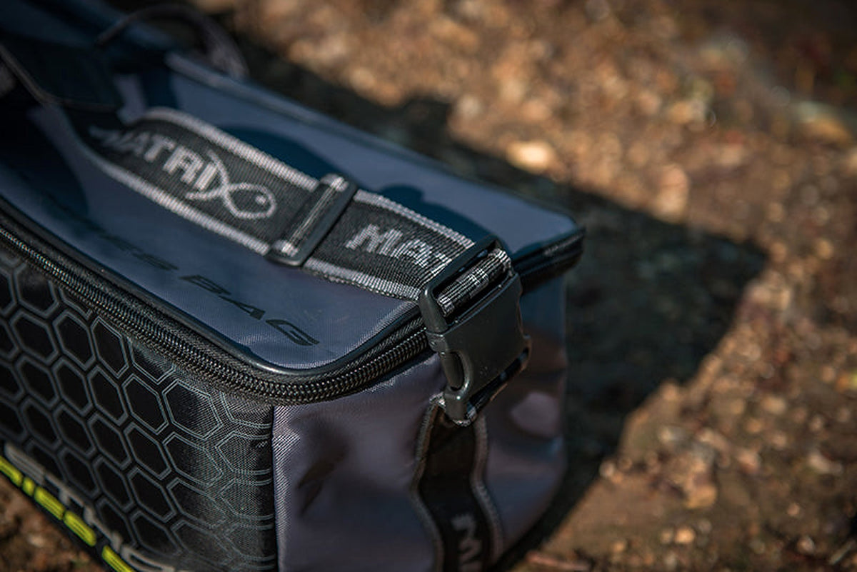 Matrix Ethos XL Accessories Bag – detail van verstelbare Matrix-schouderriem, kunststof gesp en ritssluiting buiten