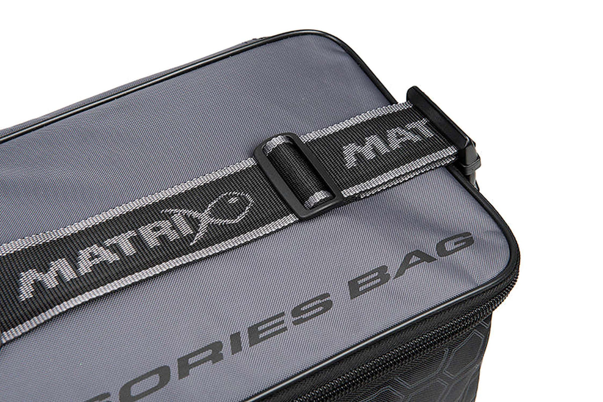 Matrix Ethos XL Accessories Bag – verstelgesp en geweven Matrix-logo’s op de schouderriem boven het deksel