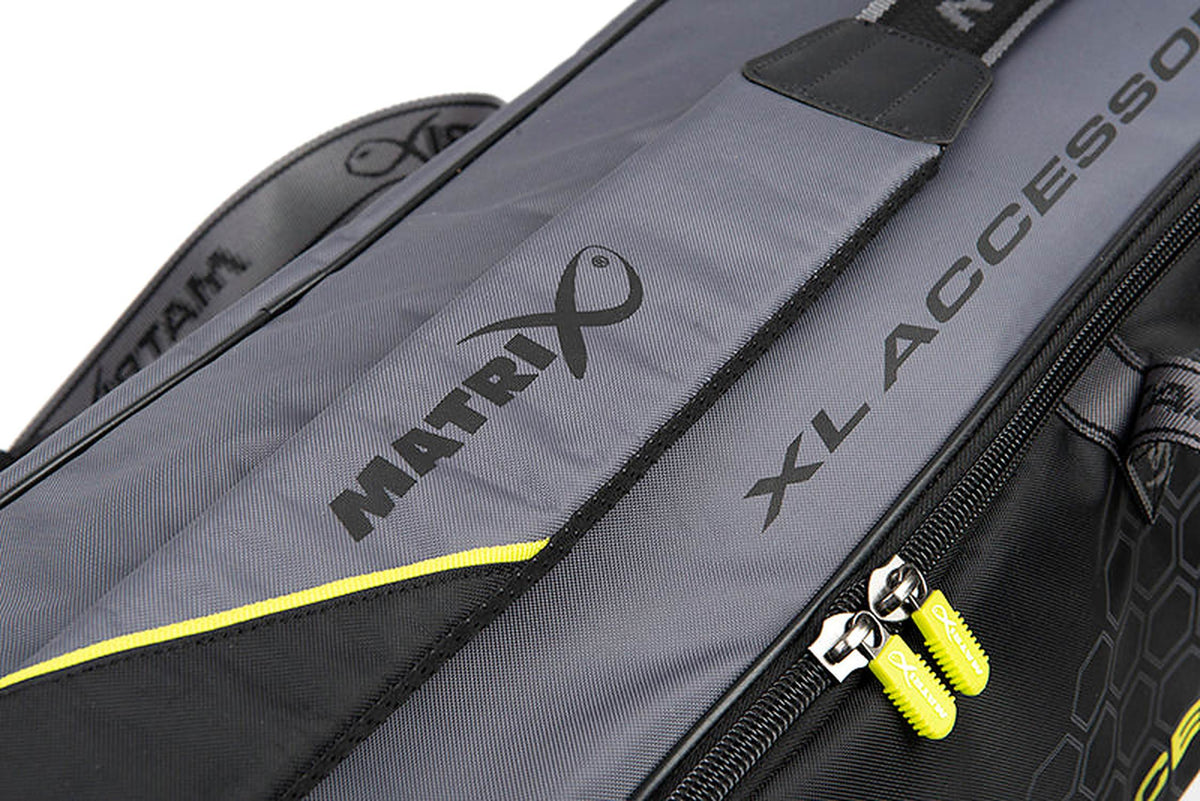 Matrix Ethos XL Accessories Bag – bovenzijde van het gevoerde schouderpad met Matrix-logo en gele accentlijn