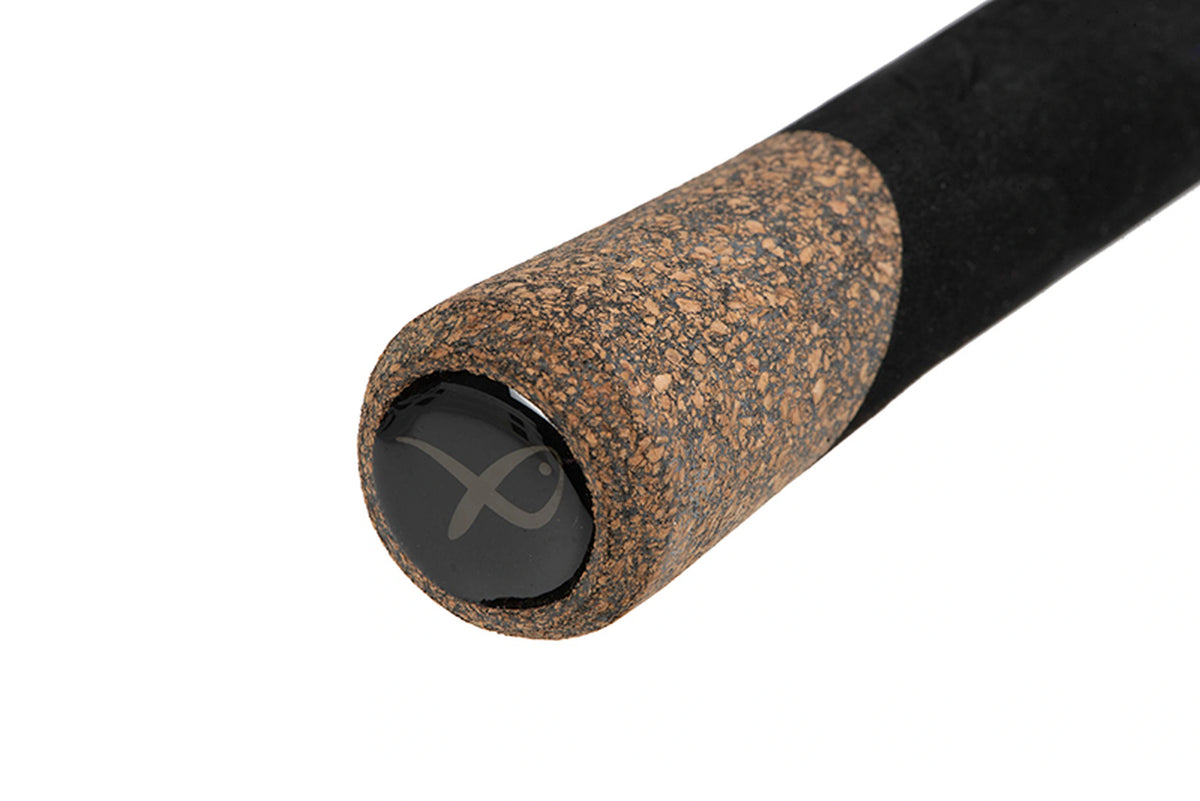 Matrix Ethos XR-C Bomb Rod 9ft – einddop met donker Matrix-symbool en bruin gespikkelde afwerking van de handgreep