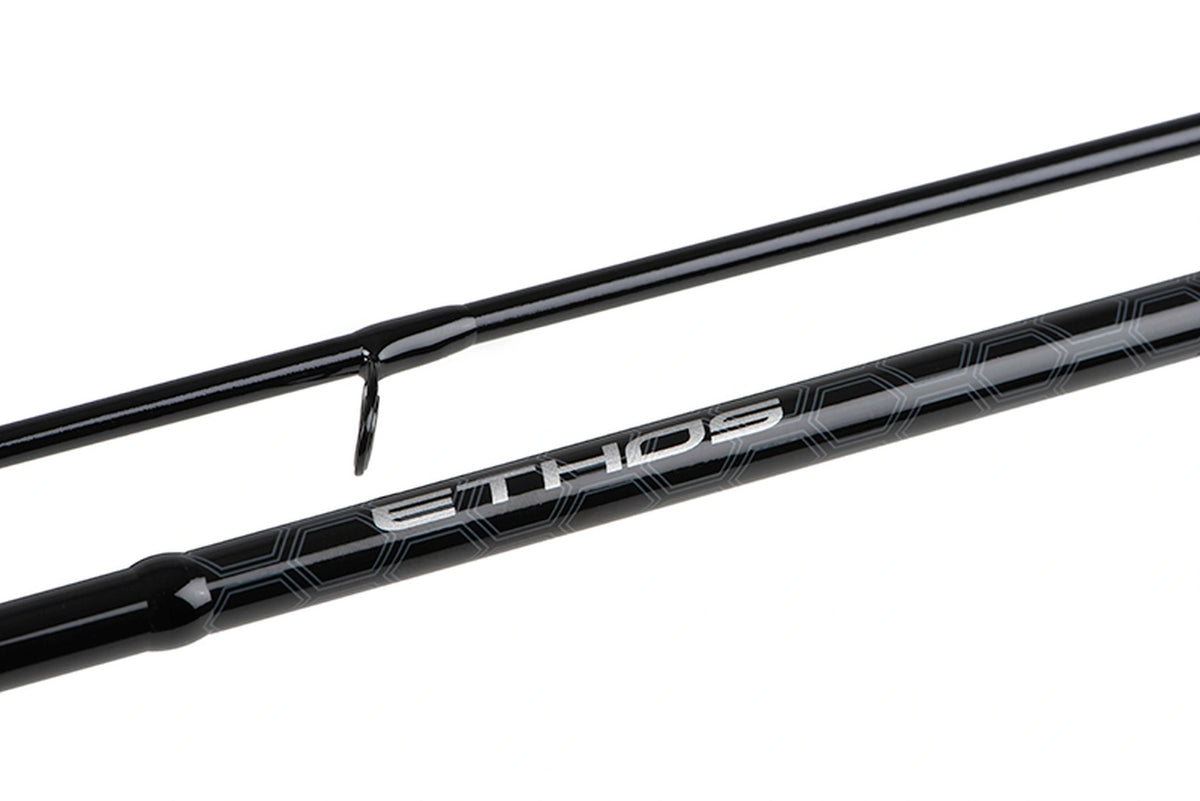 Matrix Ethos XR-C Bomb Rod 9ft – detail van het zilverkleurige ETHOS-logo, het patroon op de blank en een geleideoog