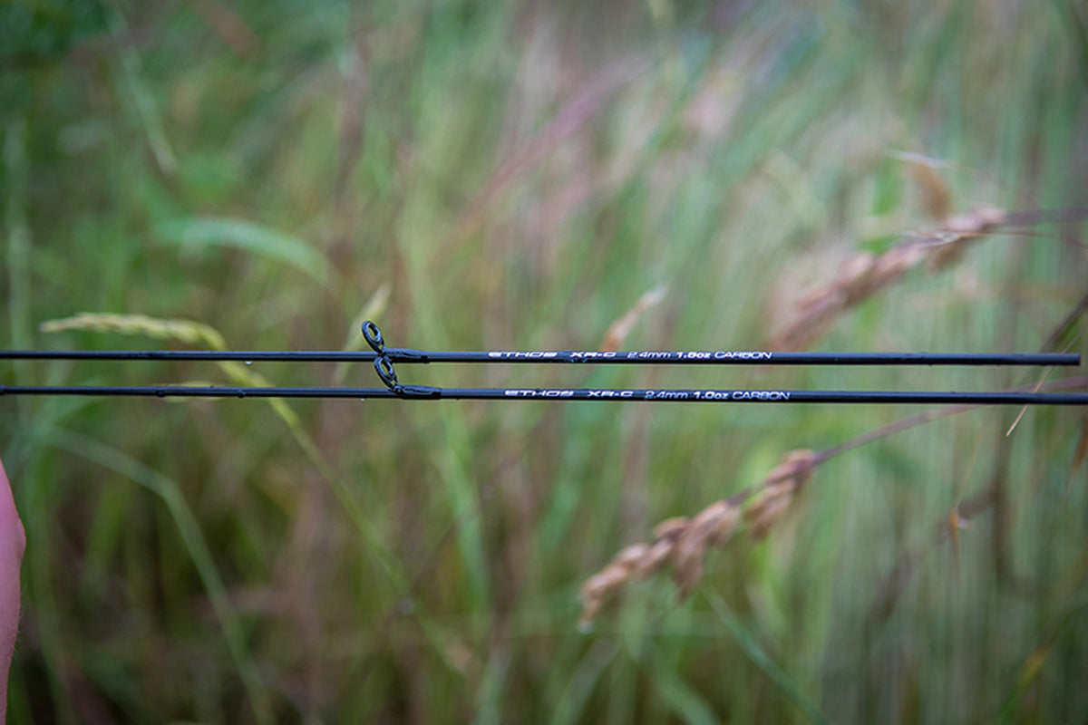 Matrix Ethos XR-C Bomb Rod 9ft – twee carbon toppen met ETHOS XR-C-opdruk en 2,4mm 1,0oz-aanduiding, buiten gefotografeerd