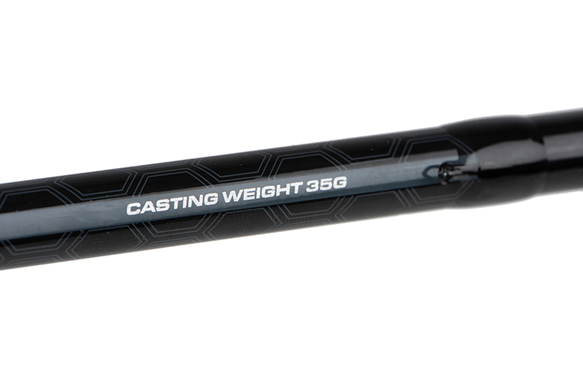 Matrix Ethos XR-S Light Feeder 11ft6 – detail van de zwarte blank met werpgewichtopdruk CASTING WEIGHT 35G en haakoog