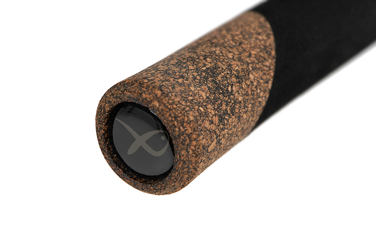 Matrix Ethos XR-S Feeder Rod – detail van de zwarte einddop met Matrix-symbool in het kurkkleurige uiteinde van het handvat