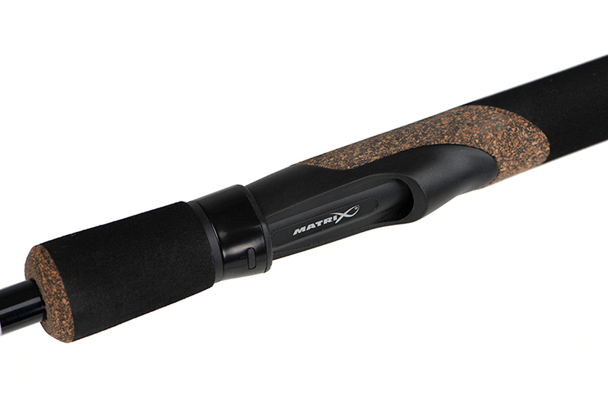 Matrix Ethos XR-S Feeder Rod – close-up van de zwarte molenhouder met Matrix-logo en het handvat met kurkkleurige accenten