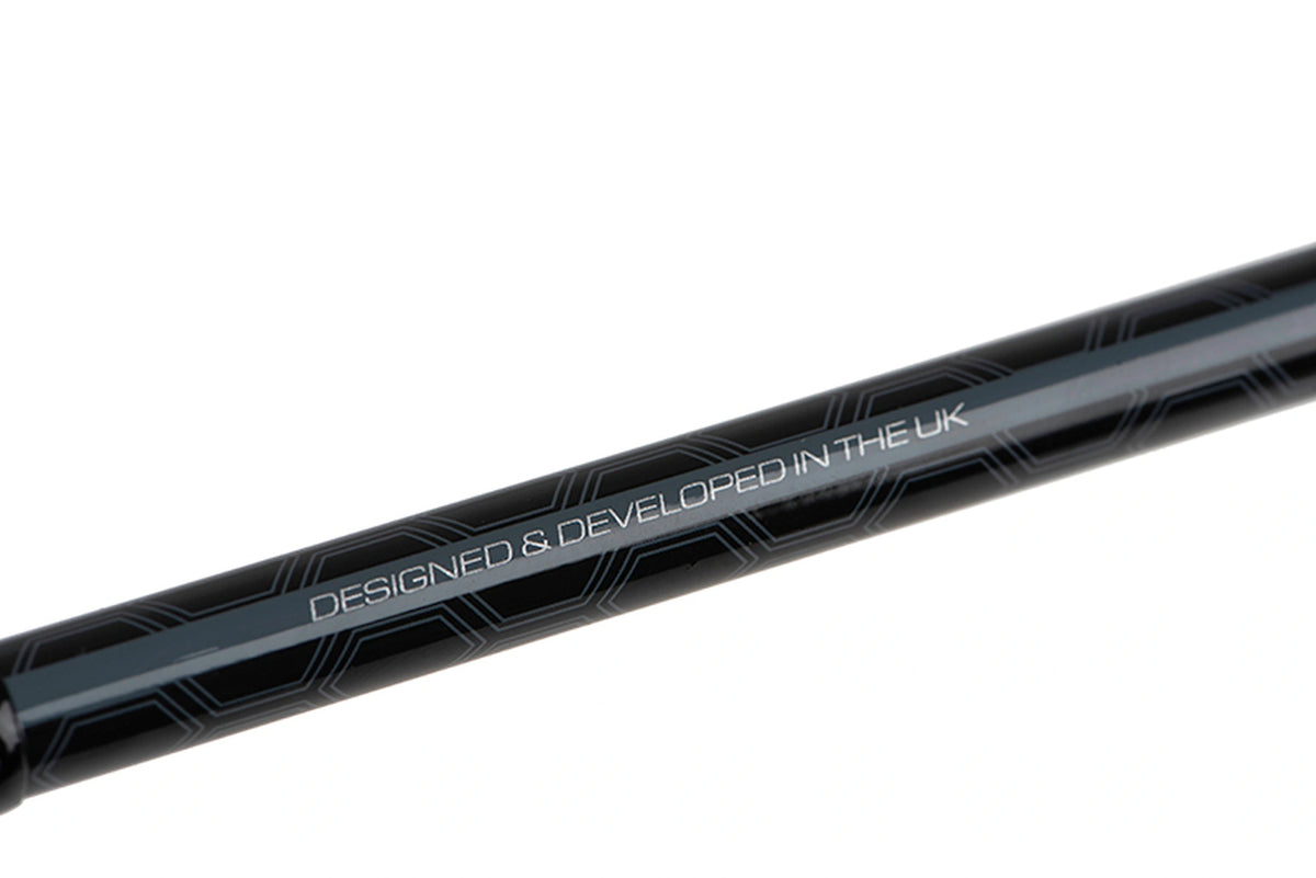 Matrix Ethos XR-S Feeder Rod – detail van de opdruk Designed & Developed in the UK op de zwarte blank met zeshoekig patroon