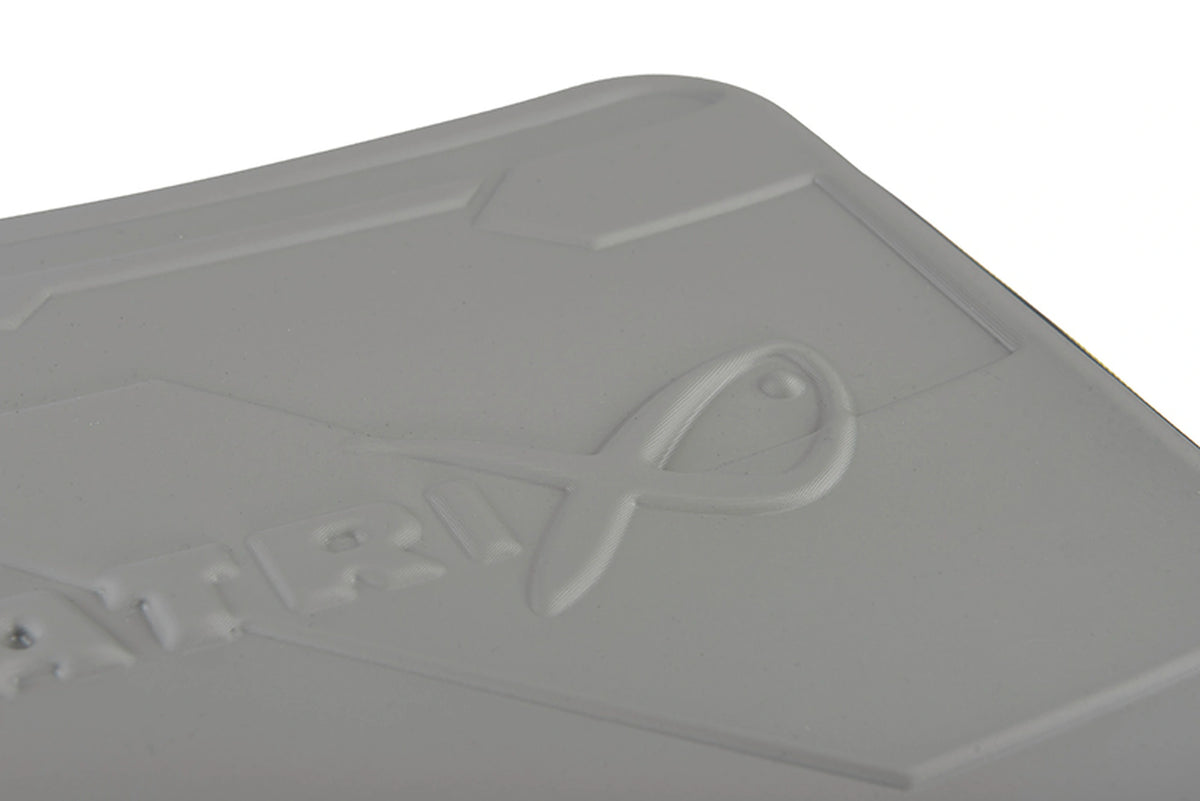 Matrix EVA Bait Storage System – detail van het grijze deksel met het Matrix-logo in reliëf