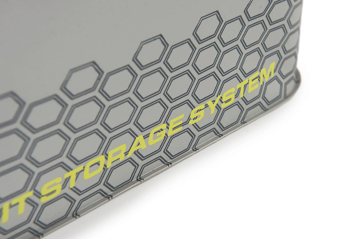 Matrix EVA Bait Storage System – close-up van het honingraatpatroon en de gele opdruk langs de onderkant