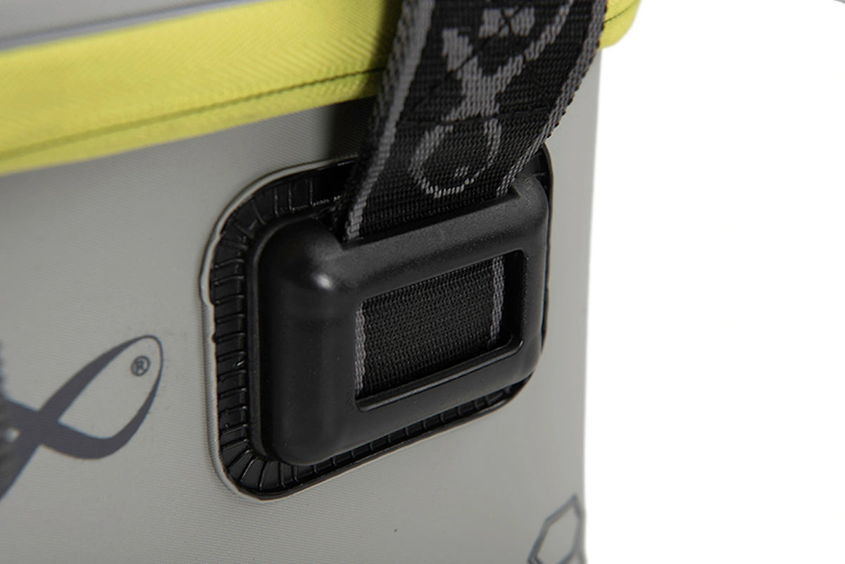 Matrix EVA Bait Storage System – close-up van de zwarte versterkte bandhouder op de grijze taswand
