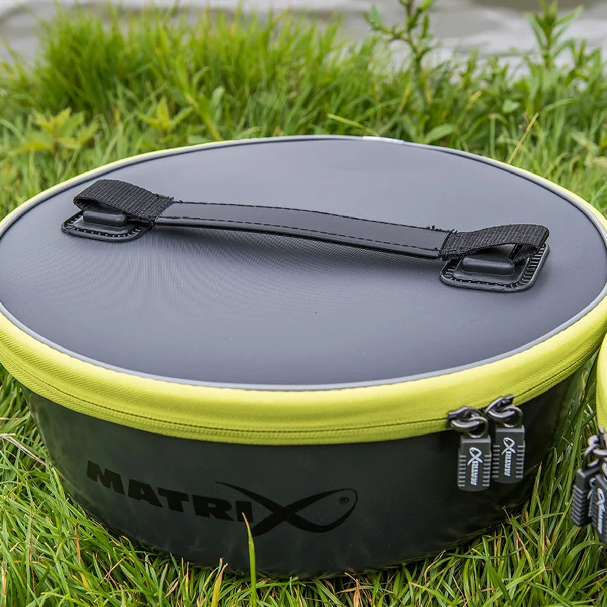 Matrix EVA Moulded Bowl with Lid – gesloten bowl buiten