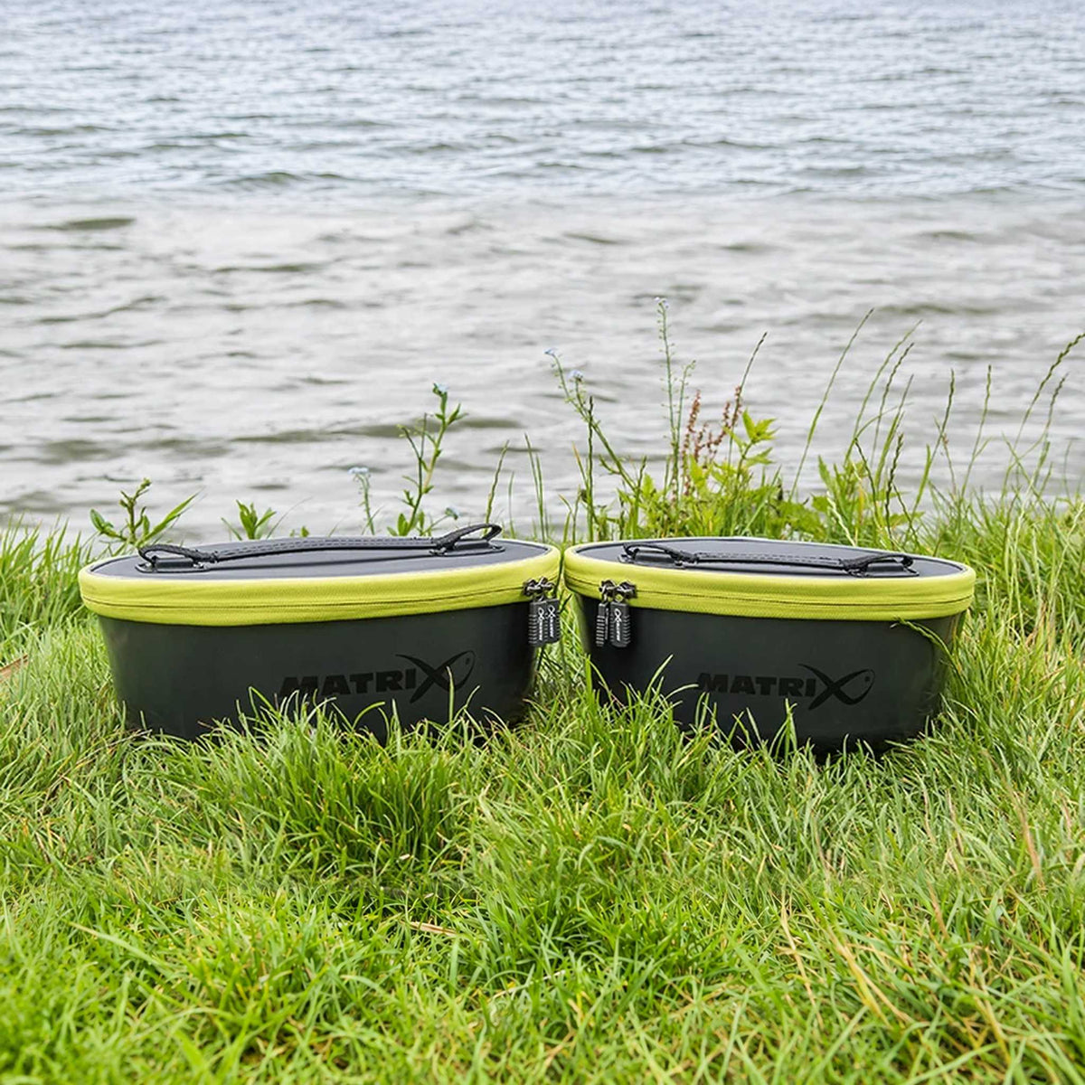 Matrix EVA Moulded Bowls with Lids – beide maten aan waterkant tweede aanzicht