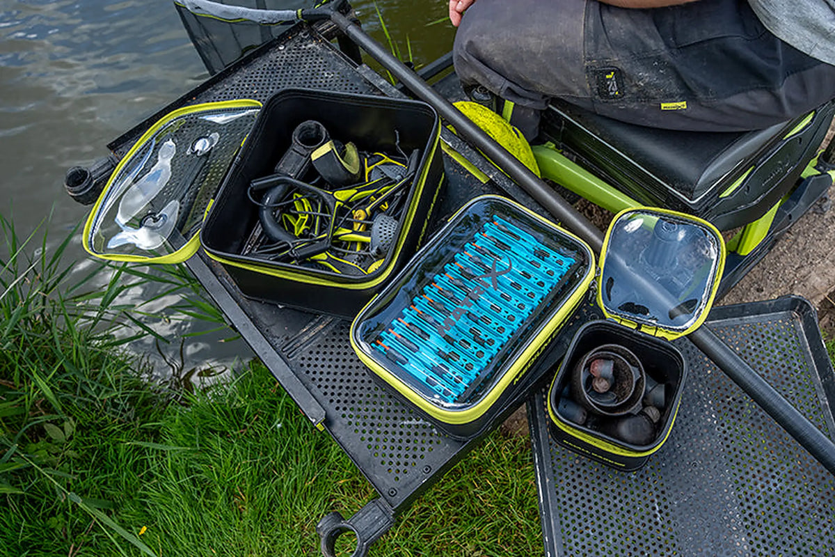 Matrix EVA-cases op het visplateau – geopende Small Case 140 met kleine accessoires naast de grotere opbergcases