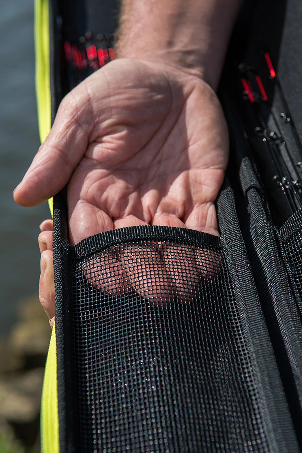 Matrix EVA Feeder Tip Case – hand toont de opening van het zwarte gaasvak in de etui tijdens gebruik buiten
