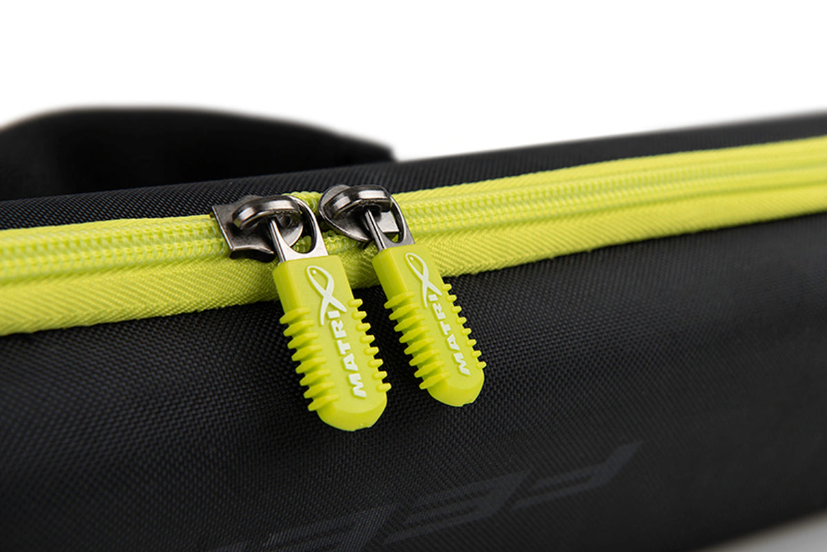 Matrix EVA Feeder Tip Case – close-up van de twee gele Matrix-ritstrekkers en de gele rits op de zwarte etui