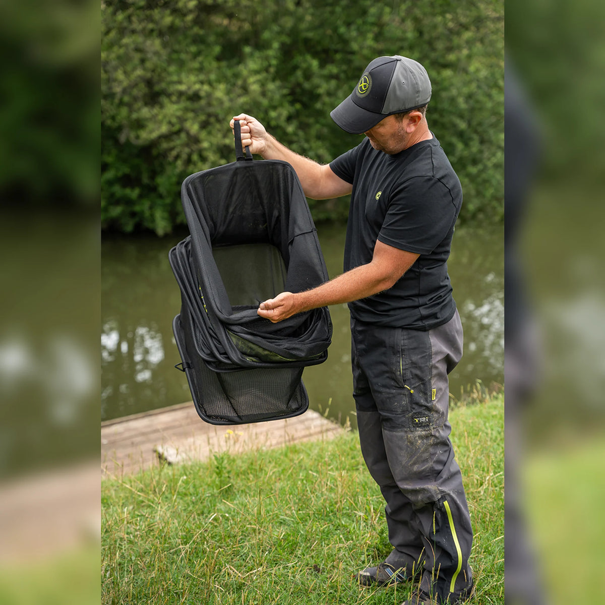 Matrix F1 Compact Keepnet 2m – handgrepen en bovenstuk van het leefnet getoond door een visser