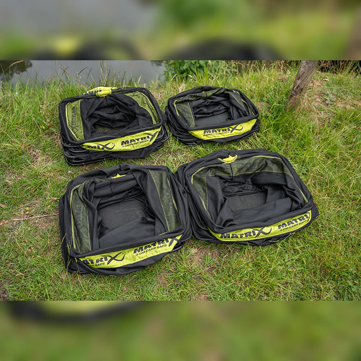 Matrix F1 Compact Keepnet 2m – overzicht van het Matrix-leefnetassortiment, inclusief F1 Compact, op het gras