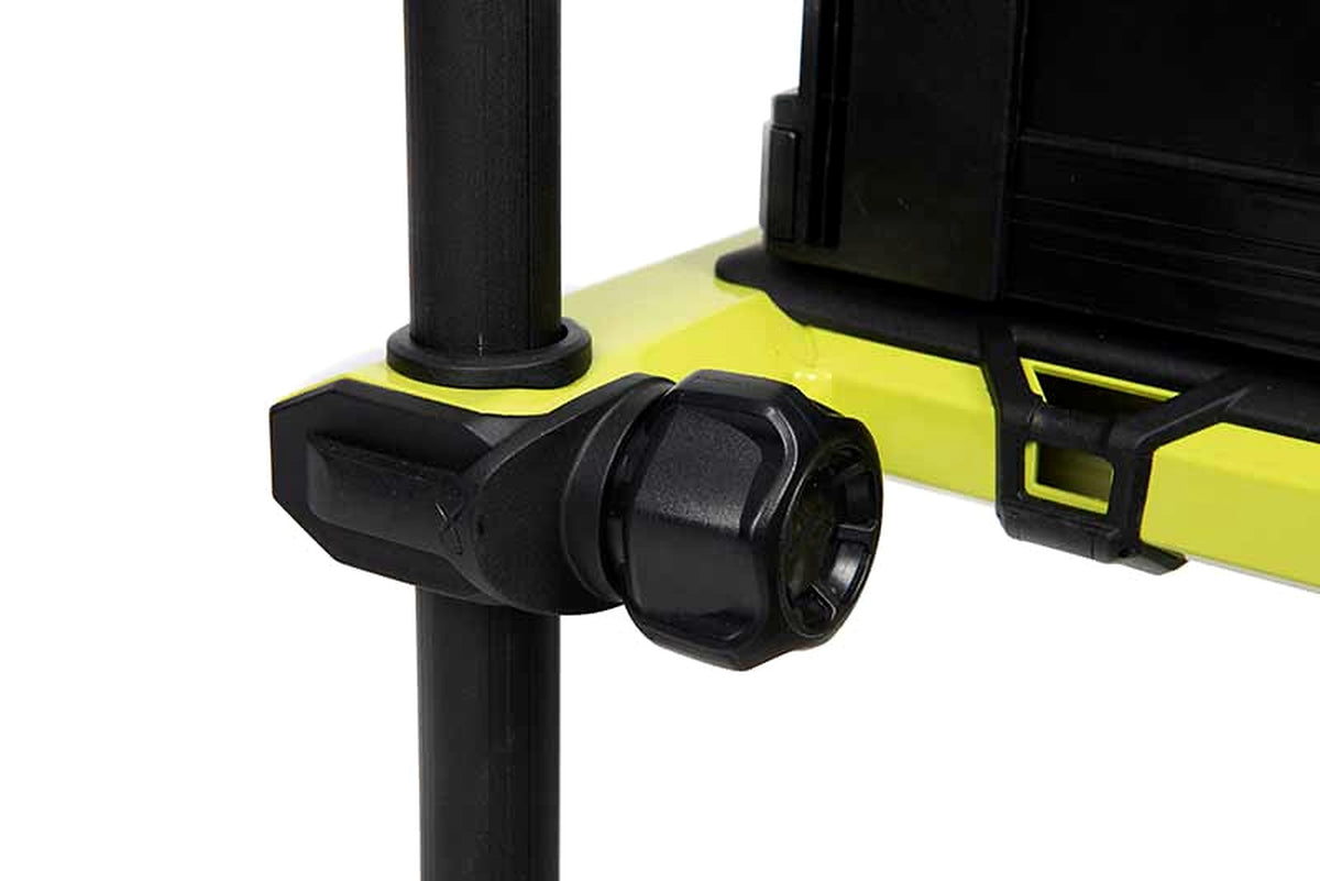 Matrix F25 Pro Swivel Seatbox Lime Edition met zwarte klem en stelknop rond een zitkistpoot