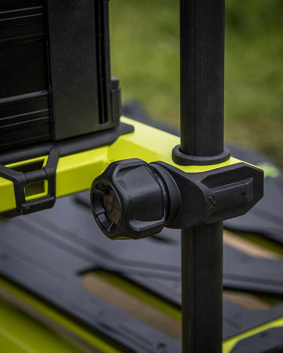 Matrix F25 Pro Swivel Seatbox Lime Edition met detail van de pootklem in de opstelling aan de waterkant