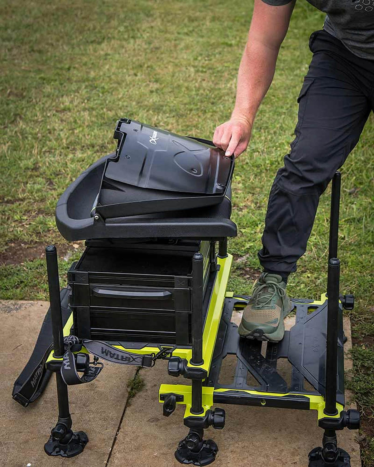 Matrix F25 Pro Swivel Seatbox Lime Edition met visser die de rugleuning inklapt