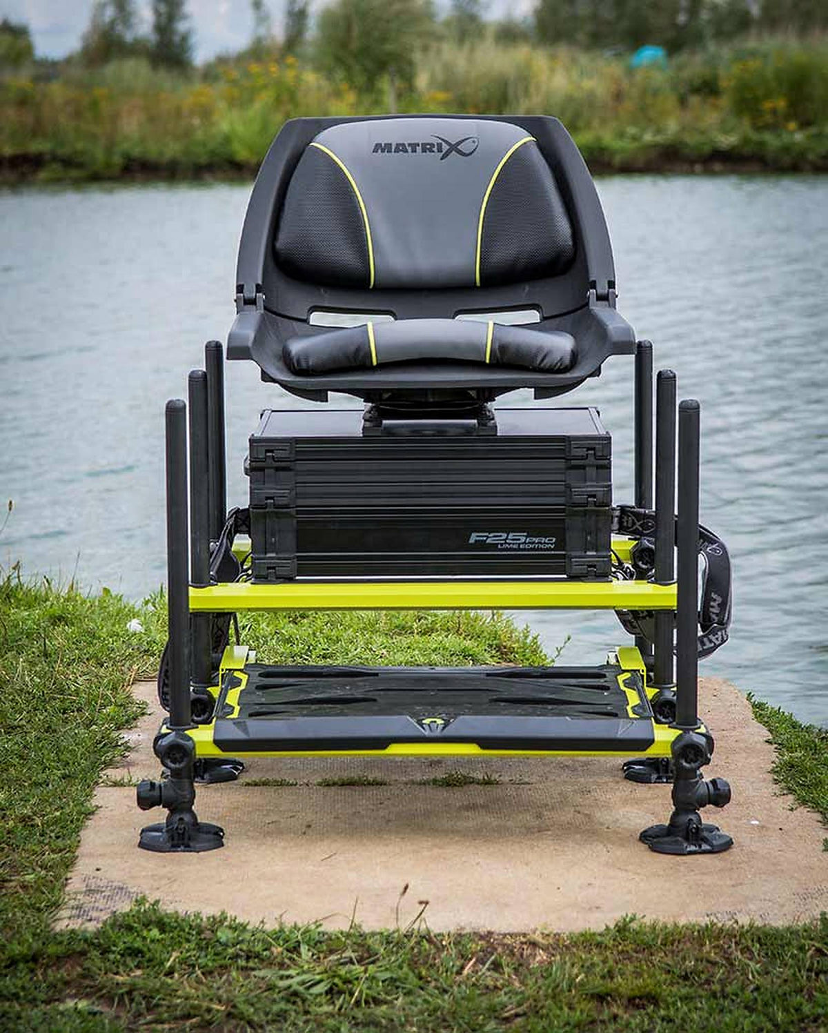 Matrix F25 Pro Swivel Seatbox Lime Edition met vooraanzicht van de opstelling aan de waterkant