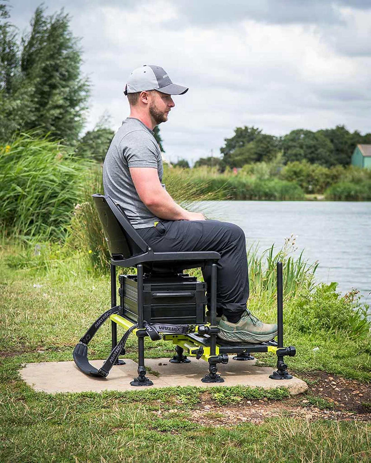 Matrix F25 Pro Swivel Seatbox Lime Edition met zittende visser van opzij op de draaistoel