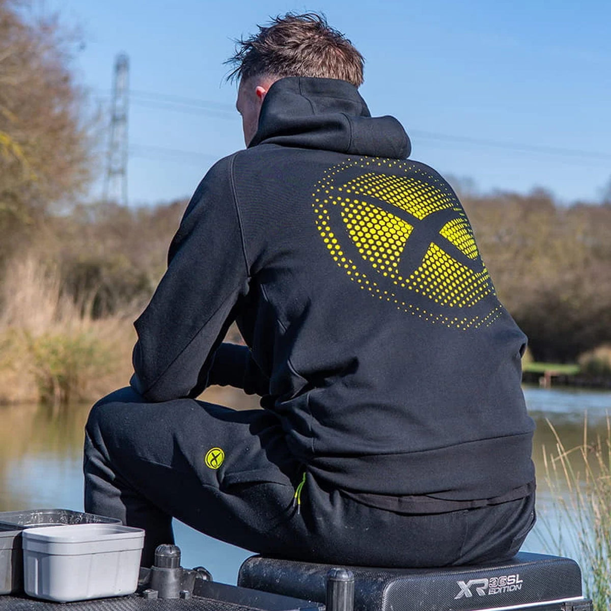Matrix Fade Logo Hoody Black/Lime – zittend aan het water achterkant