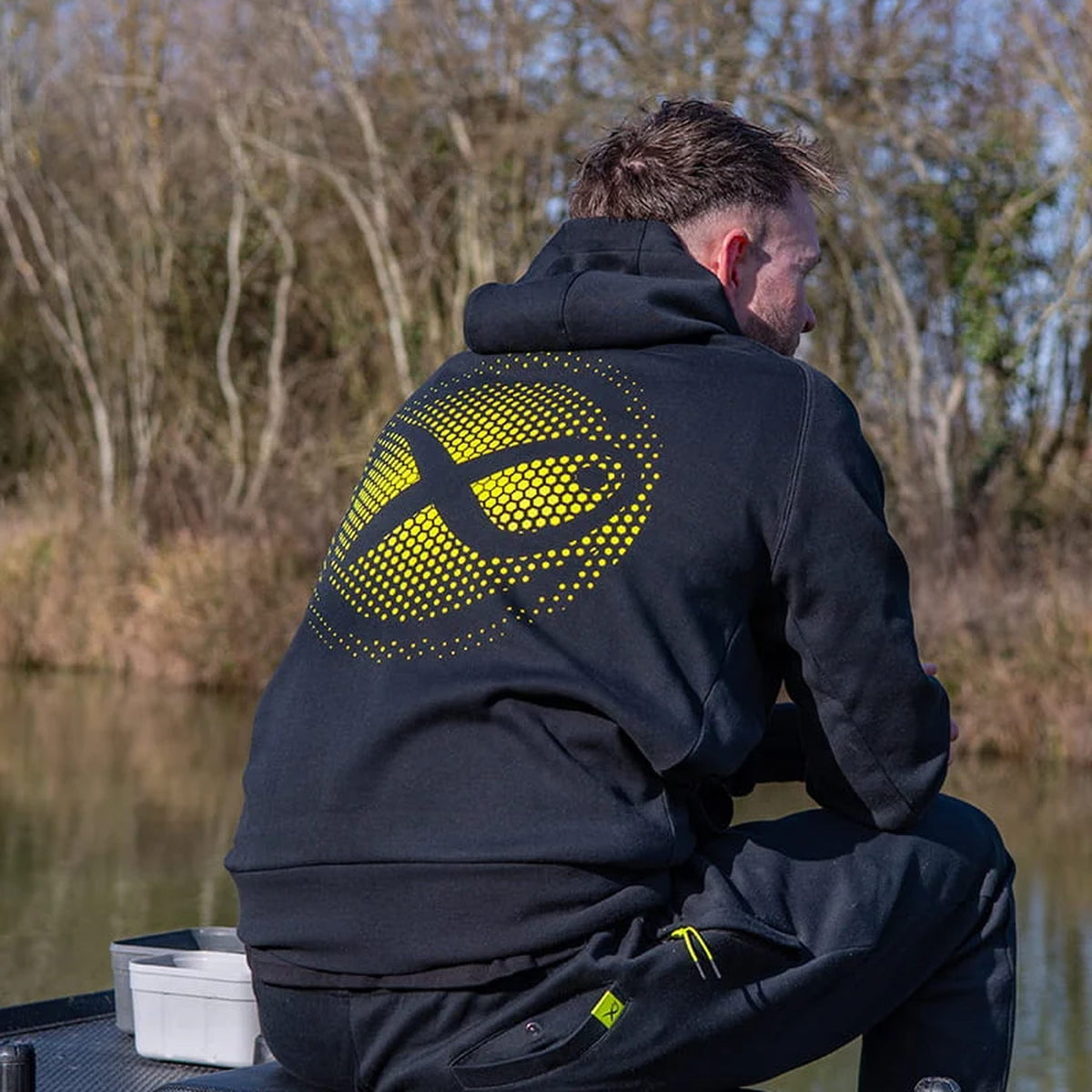 Matrix Fade Logo Hoody Black/Lime – zittend buiten tweede aanzicht