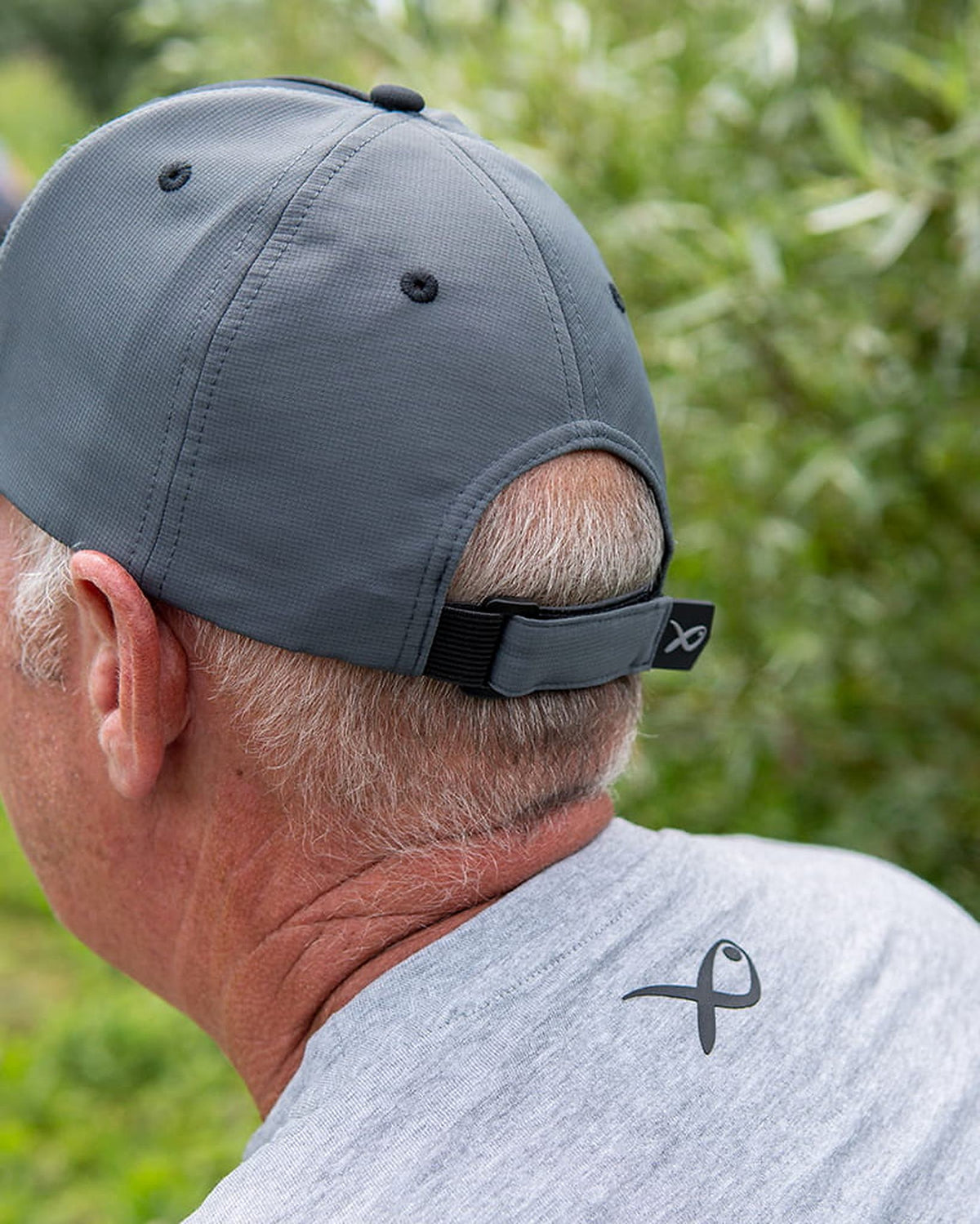 Matrix Faded Print Cap Black van achteren gedragen met verstelbare sluiting tijdens het vissen