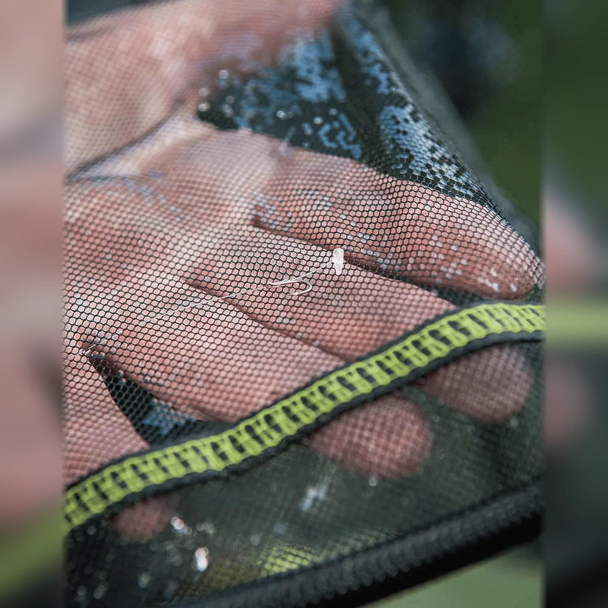 Matrix Fine Mesh Landing Net fijnmazig net in de hand