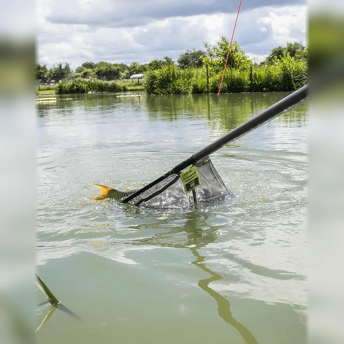 Matrix Fine Mesh Landing Net in gebruik in het water
