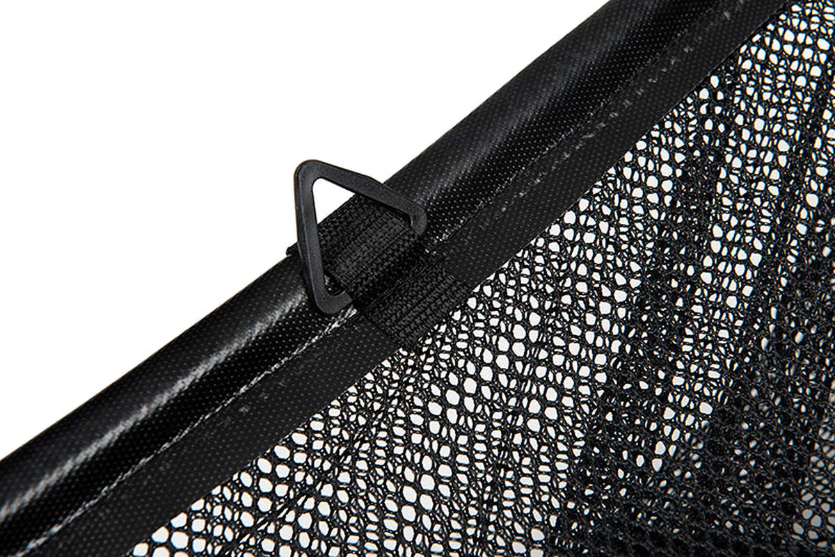 Matrix Flow Mesh Keepnet 4m – detail van driehoekige bevestigingslus, verstevigde ringrand en zwarte netmazen