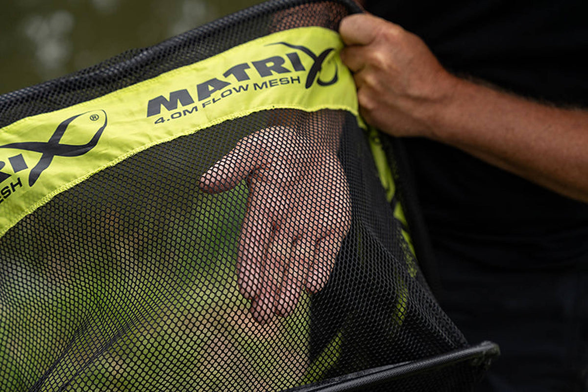 Matrix Flow Mesh Keepnet 4m – demonstratie van de fijne netmazen met een hand achter het net
