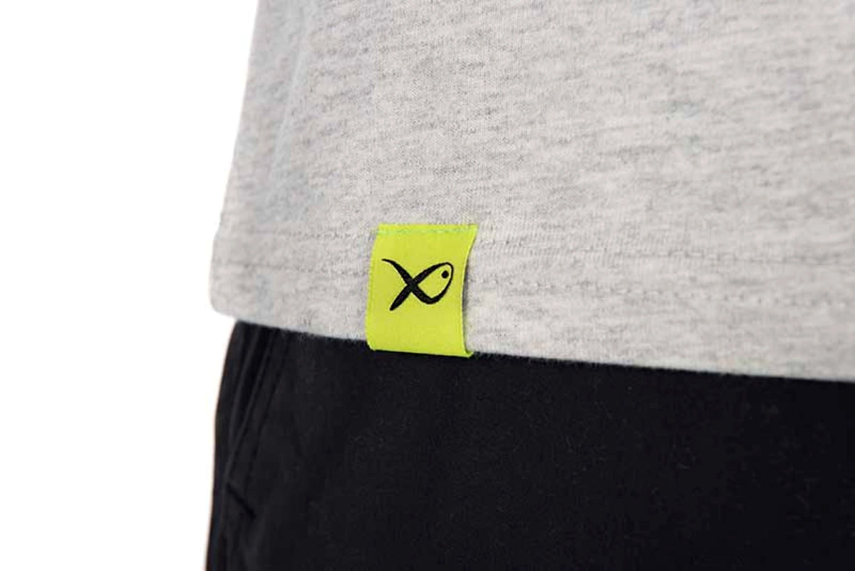 Matrix Grey Mini Logo T-shirt – close-up van het groene geweven Matrix-label aan de onderzoom van het grijze shirt