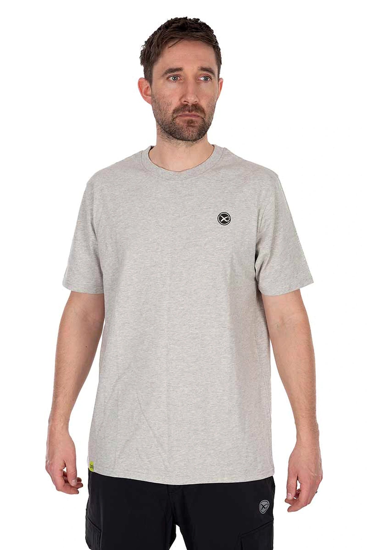 Matrix Grey Mini Logo T-shirt – model toont de voorzijde en pasvorm van het grijze shirt met borstlogo en groen zoomlabel