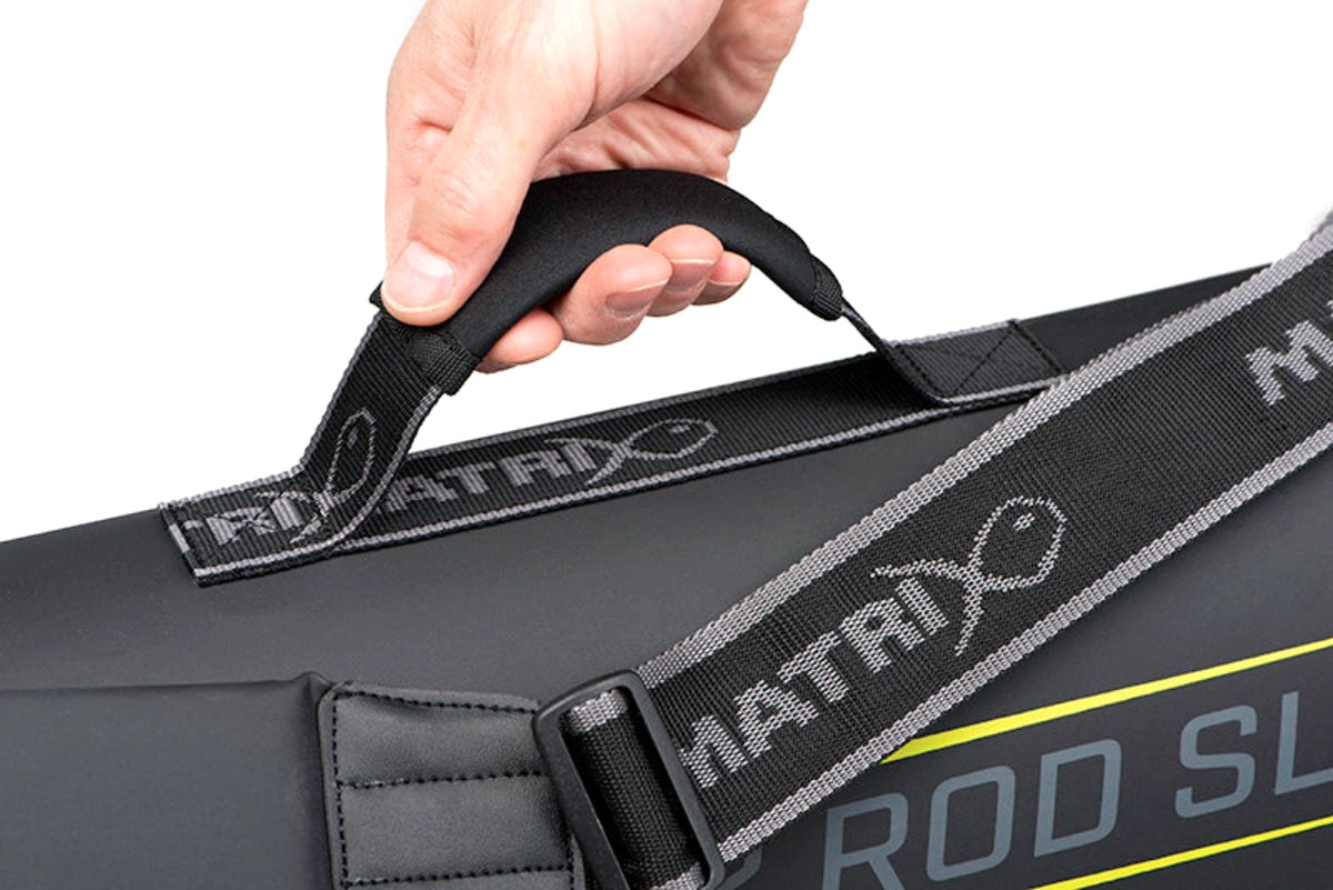 Detail van de draaggreep en Matrix-schouderriem op het zwarte Horizon Rigid 2 Rod Sleeve-foedraal