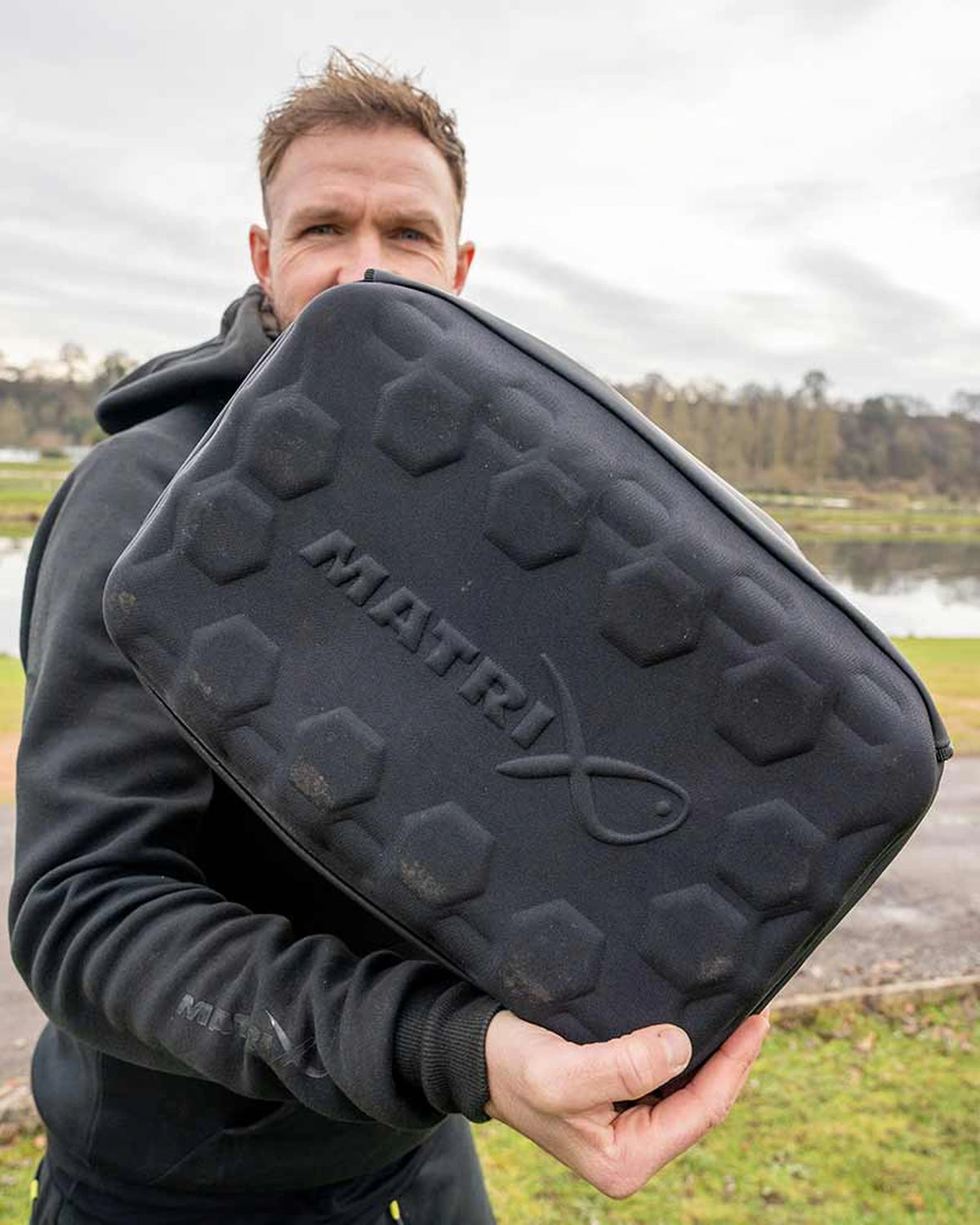 Matrix Horizon X Boot Storage Bag – man toont buiten de gevormde bodem met nopprofiel en Matrix-logo