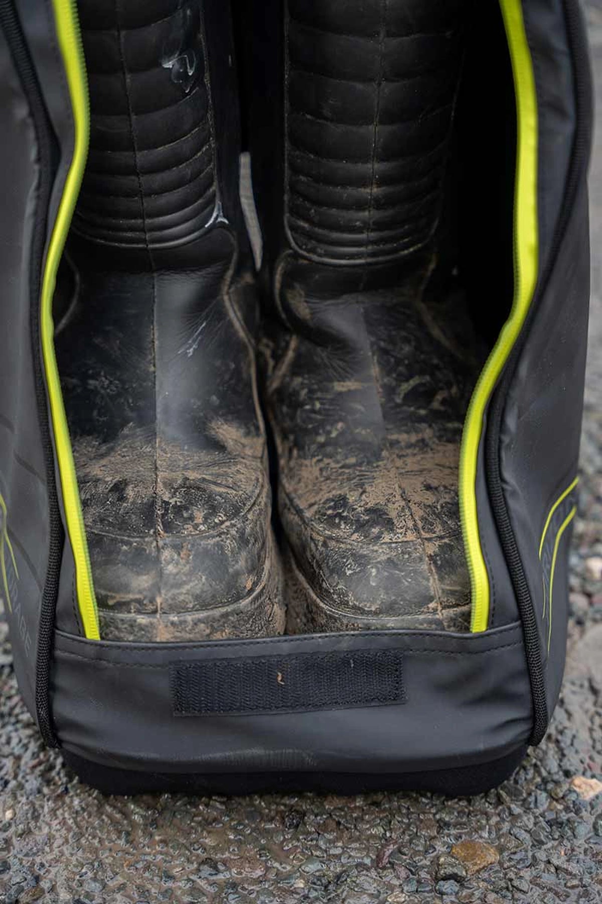 Matrix Horizon X Boot Storage Bag – vooraanzicht van twee modderige laarzen in de geopende tas met gele ritsranden