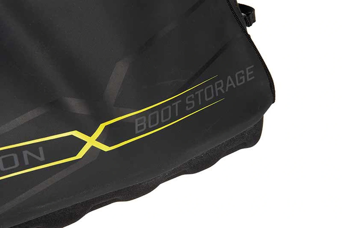 Matrix Horizon X Boot Storage Bag – detail van het Boot Storage-opschrift met gele omlijning op het zwarte zijpaneel