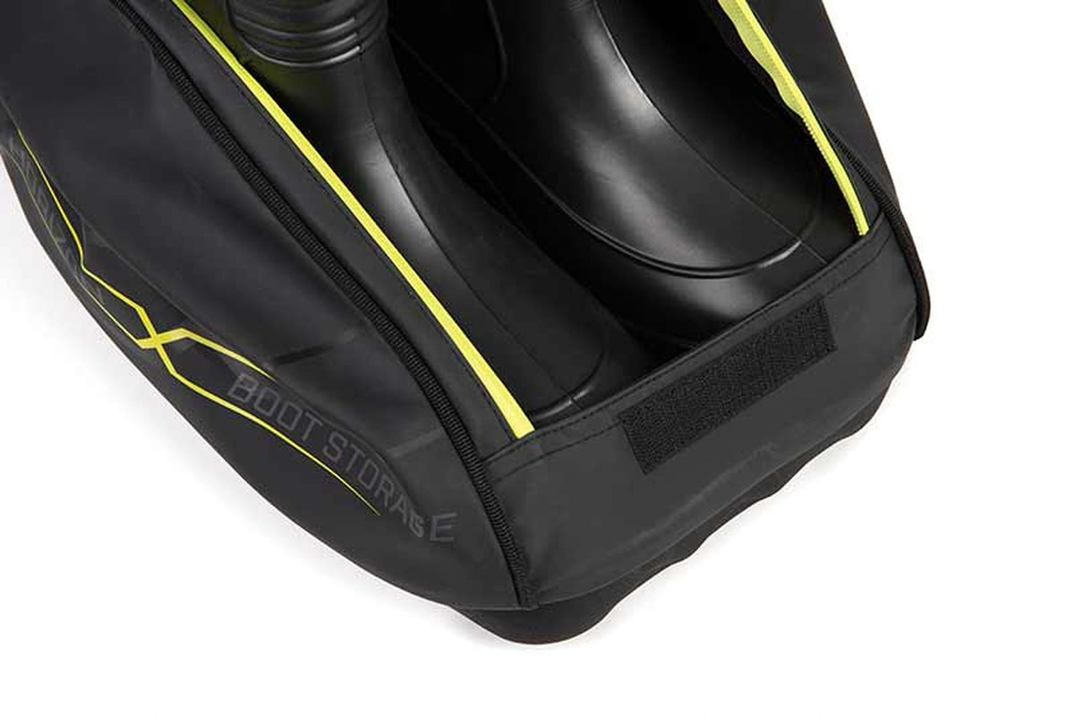 Matrix Horizon X Boot Storage Bag – detail van de lage voorflap met klittenband, gele ritsranden en laarzen in de tas