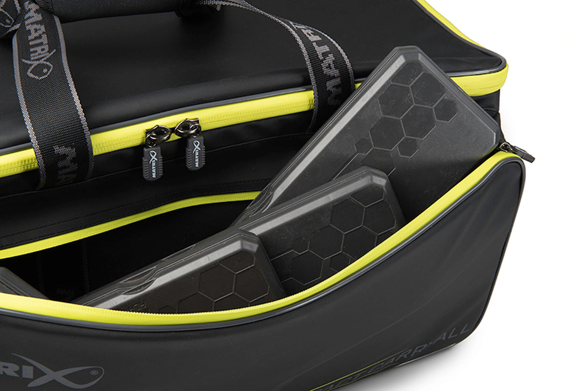 Matrix Horizon X Compact Carryall – geopend buitenvak met drie zwarte onderlijnendozen
