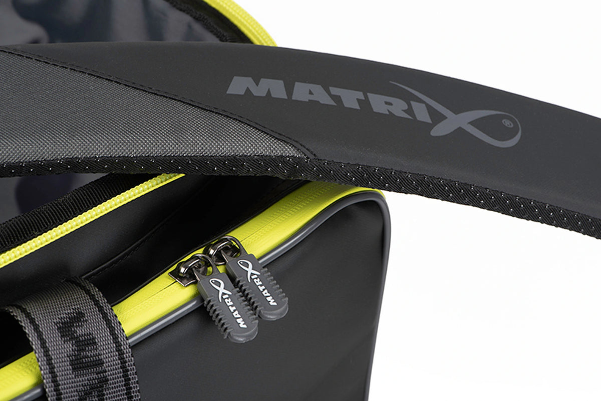 Matrix Horizon X Compact Carryall – gevoerd schouderstuk met Matrix-logo en detail van de ritstrekkers