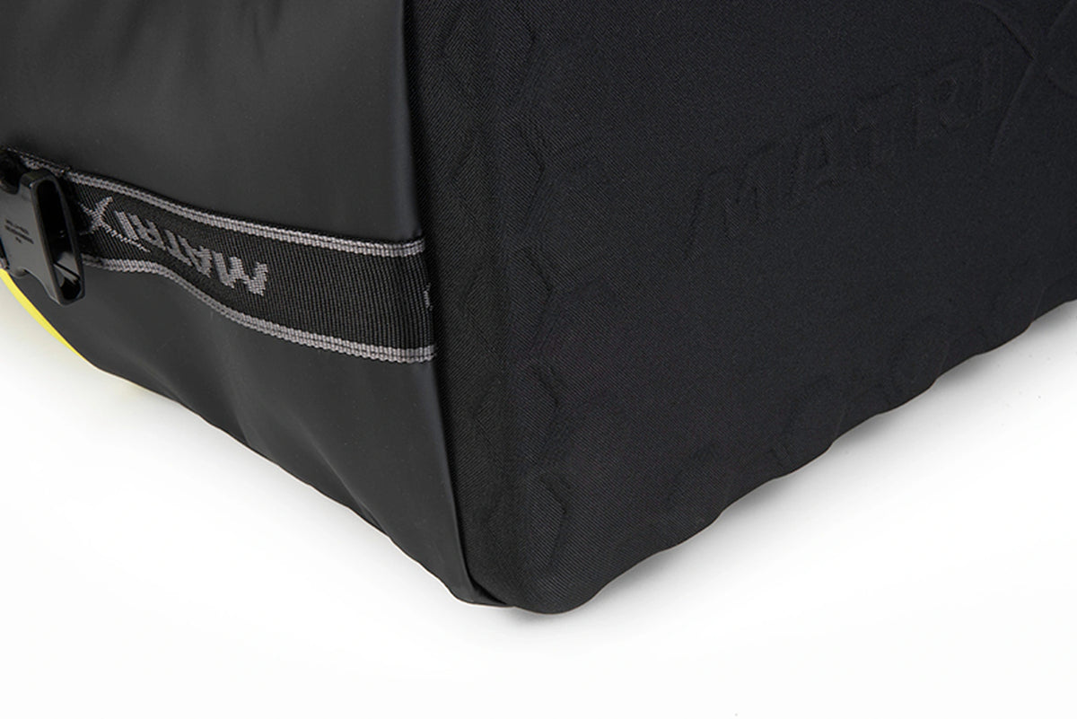 Matrix Horizon X Compact Carryall – detail van de gevormde zwarte bodem en afgeronde hoek