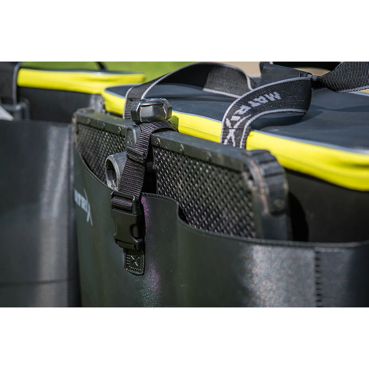 Detail van het buitenvak en de gesp van de Matrix Horizon X EVA Multi Net Bag
